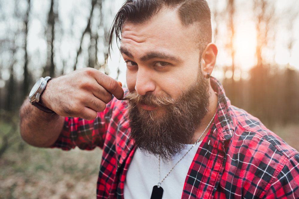 Positivismo en la barba: Un hombre feliz se revuelve la barba