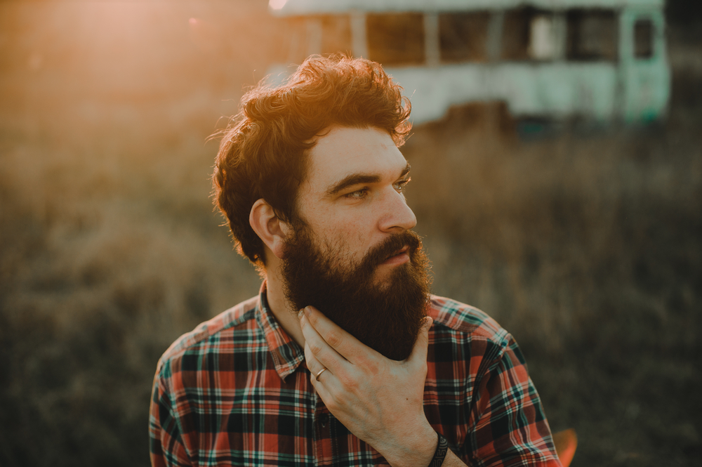 Les avantages de l'huile à barbe : l'homme rampe sur sa barbe bien entretenue